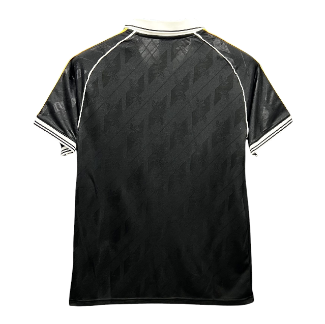 Camisa preta retrô do Real Madrid da marca Velukz, estilo clássico de camiseta esportiva com logo do time.