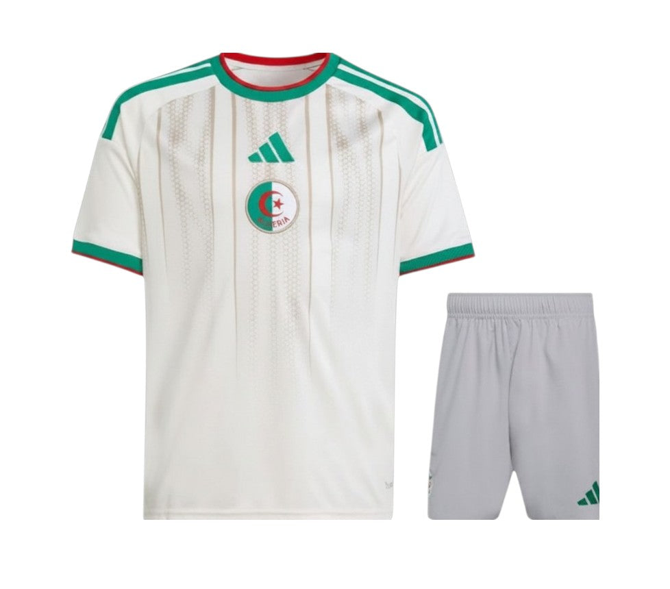 Kit criança Velukz Principal Argélia 2026 com camisa e boné, em cores verde e branco, para fãs do time.