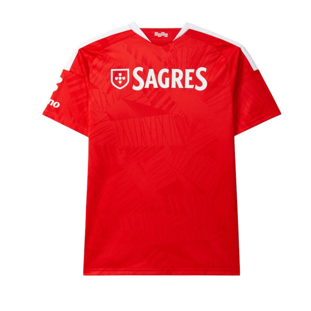 Camisa T-Shirt Principal Benfica 26/27 da Velukz, em tecido confortável, com logo do Benfica na frente, cor branca e detalhes azul.