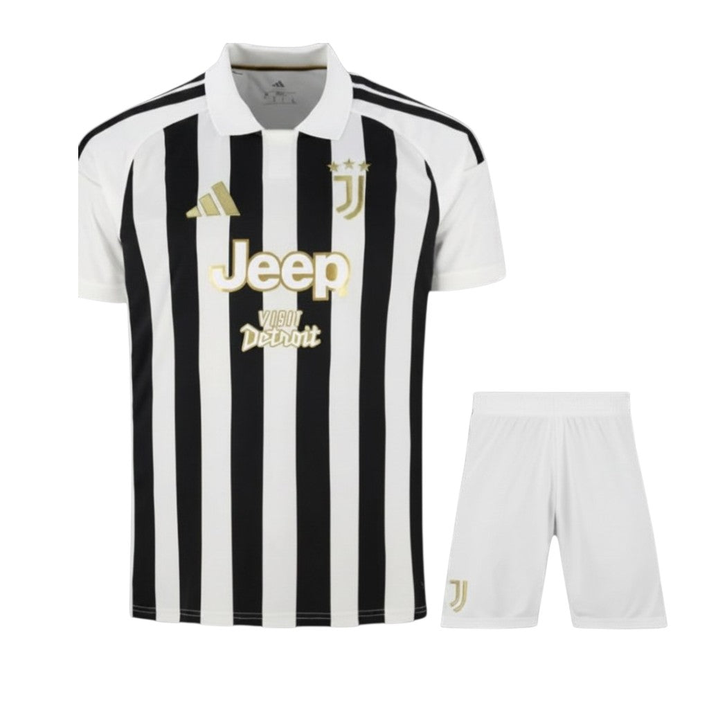 Kit criança Juventus Velukz para crianças, camiseta e shorts verdes com detalhes brancos, sem meias, modelo esportivo.