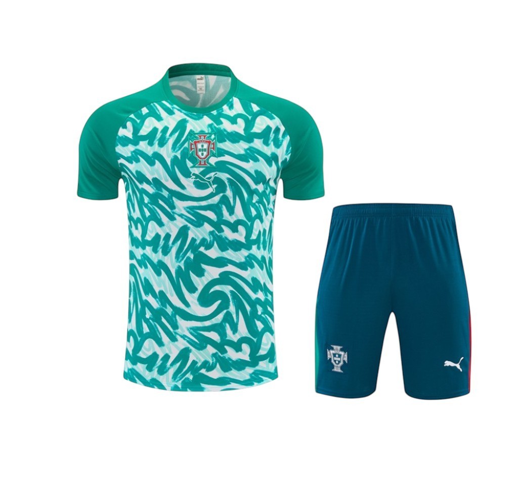 Conjunto de treino Velukz Portugal 2026 com t-shirt verde e branca com padrão abstrato e calções azuis.
