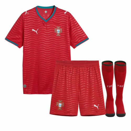 Kit criança Velukz Portugal 2026 com camisa, shorts e meias coloridas, ideal para torcedores jovens.