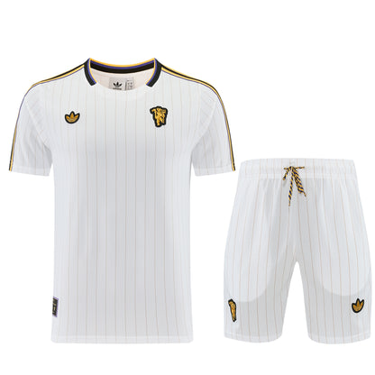 Conjunto Velukz LifeStyle Manchester United em tecido azul com logótipos do clube, confortável e ideal para fãs do futebol.