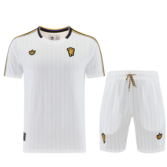 Conjunto Velukz LifeStyle Manchester United em tecido azul com logótipos do clube, confortável e ideal para fãs do futebol.