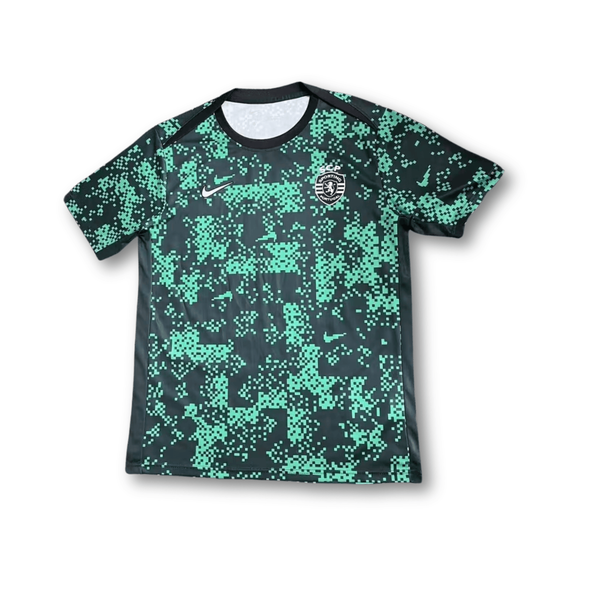 Green and white striped T-Shirt Pré-Jogo Sporting 24/25 by Kickeoffss, featuring the club logo on the chest.