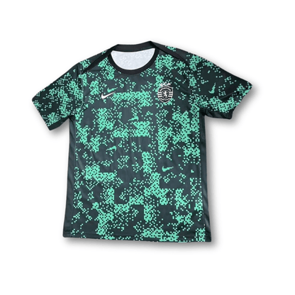 Green and white striped T-Shirt Pré-Jogo Sporting 24/25 by Kickeoffss, featuring the club logo on the chest.