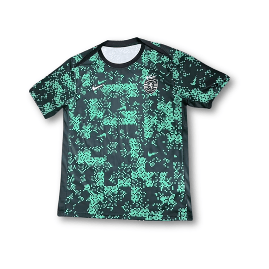 Green and white striped T-Shirt Pré-Jogo Sporting 24/25 by Kickeoffss, featuring the club logo on the chest.