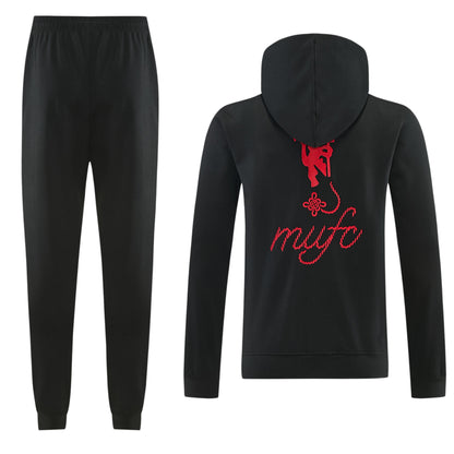 Velukz Manchester United 26/27 conjunto featuring a hoodie and pants in club colors, designed for comfort and style.