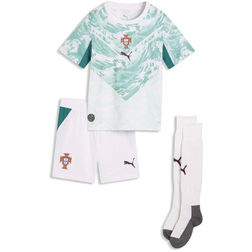 Kit criança Velukz com meias alternativo Portugal 2026, uniforme infantil com camisa e shorts nas cores da seleção.