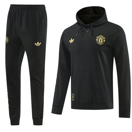 Conjunto de moletom Manchester United 26/27 da Velukz, com logo e design em destaque em fundo claro.