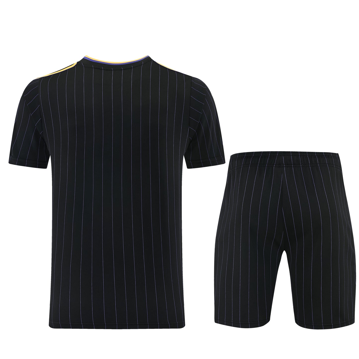 Conjunto desportivo Velukz LifeStyle Manchester United, t-shirt e calções com logotipo do clube, em cores vermelha e branca.