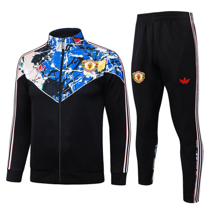 Conjunto de treino Manchester United 26/27 da Velukz, com camisola e calças, em tecido confortável e design oficial do clube.