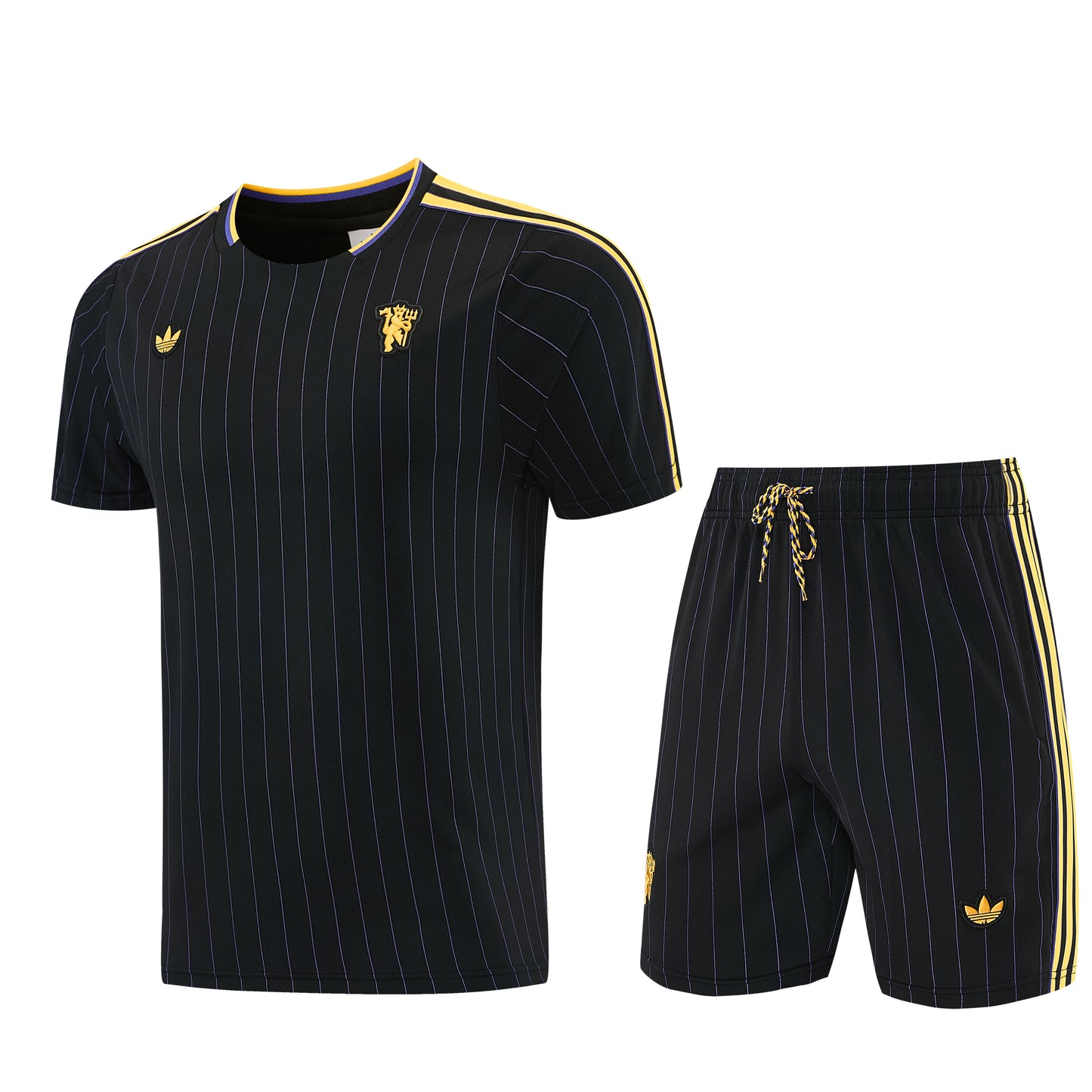 Conjunto de treino Velukz Manchester United, confortável e com detalhes do clube, ideal para fãs de futebol e desporto.