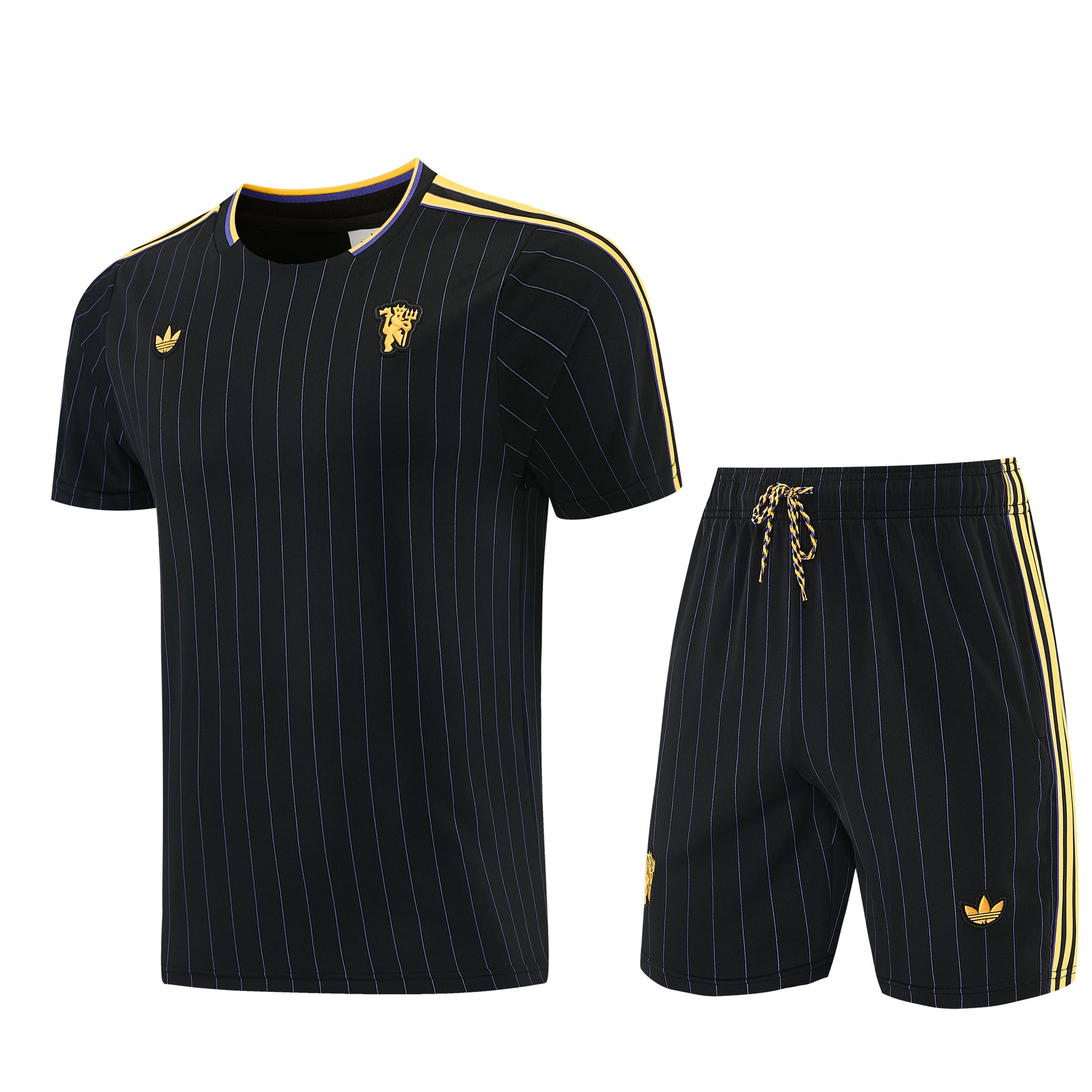Conjunto de treino Velukz Manchester United, confortável e com detalhes do clube, ideal para fãs de futebol e desporto.