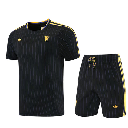 Conjunto de treino Velukz Manchester United, confortável e com detalhes do clube, ideal para fãs de futebol e desporto.