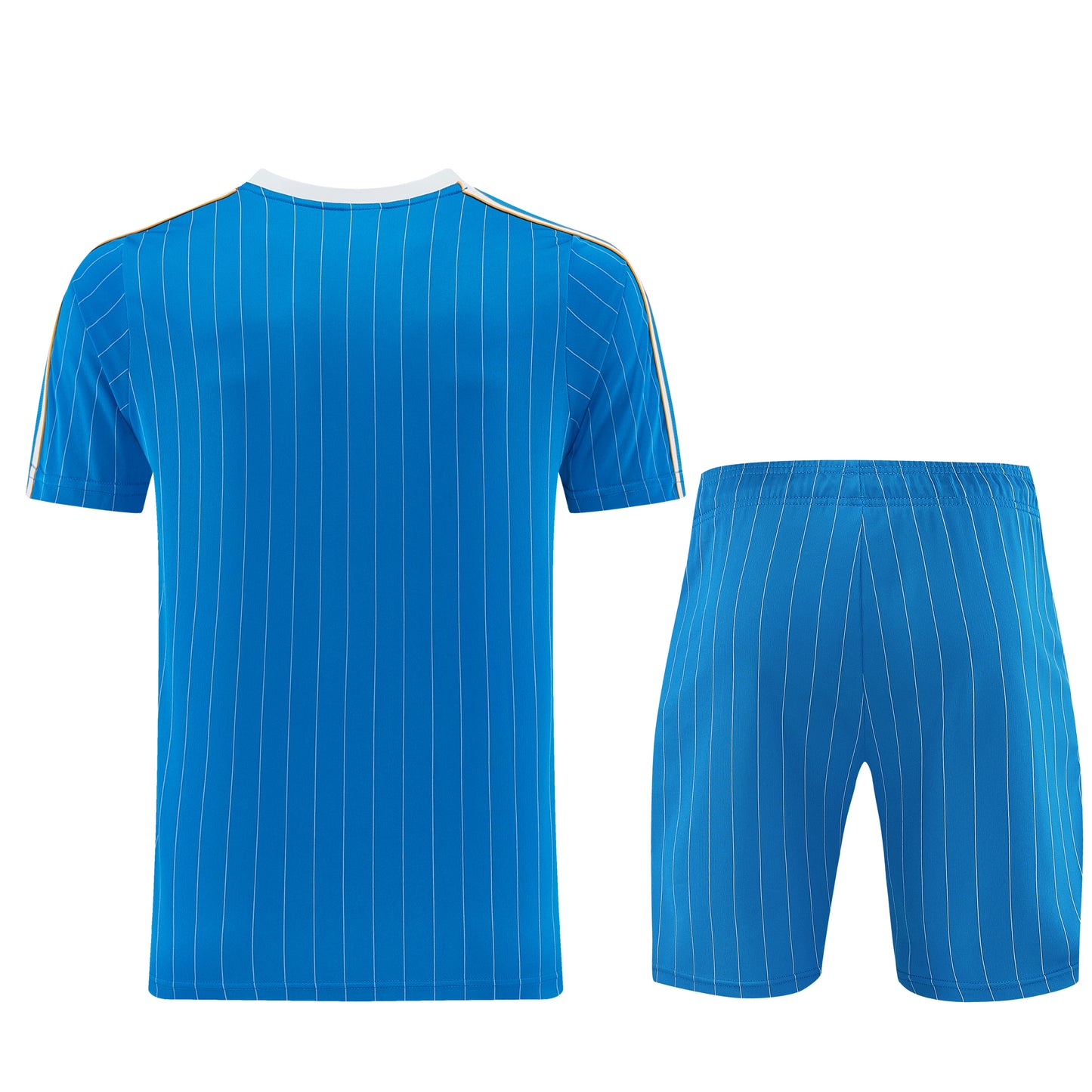 Conjunto Velukz LifeStyle Real Madrid, roupa casual com logotipo do clube, em cores brancas e azul claro, ideal para fãs de futebol.