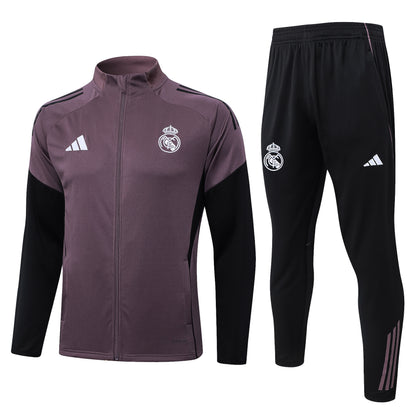 Conjunto de treino Real Madrid 26/27 da Velukz, composto por calças e blusa brancas com detalhes do clube.