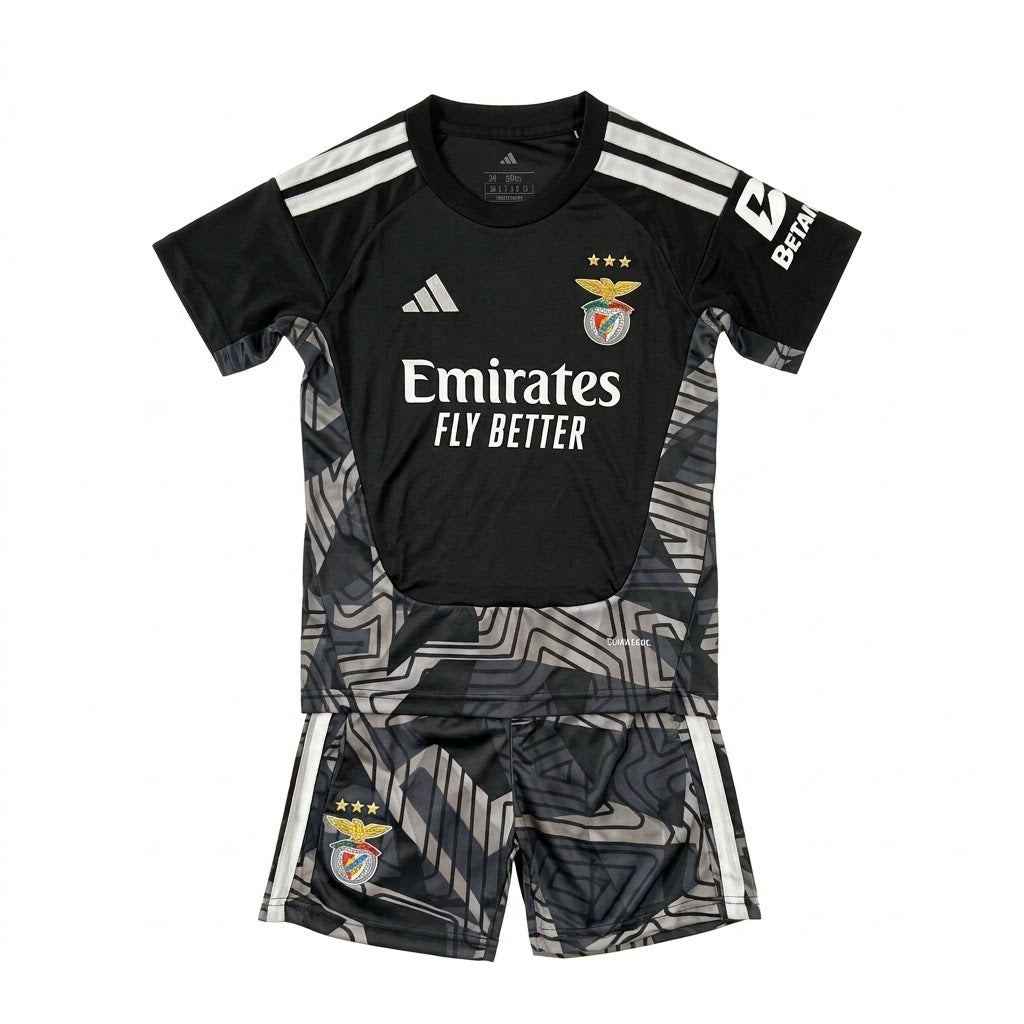Kit de criança preto do Benfica, tamanho 26-27, da marca Velukz, com detalhes do uniforme do clube.