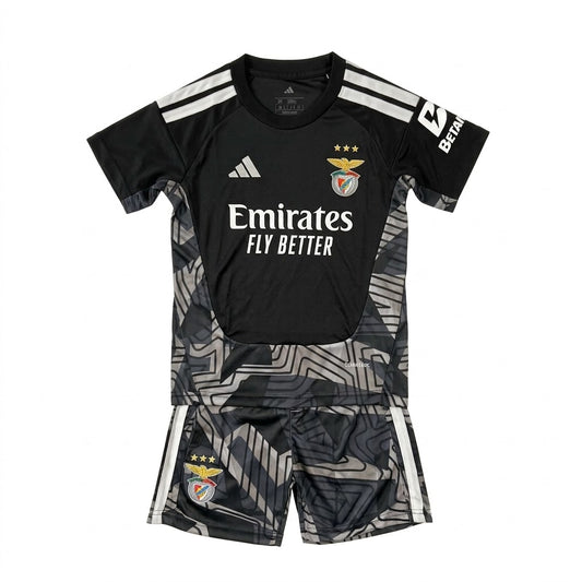 Kit de criança preto do Benfica, tamanho 26-27, da marca Velukz, com detalhes do uniforme do clube.