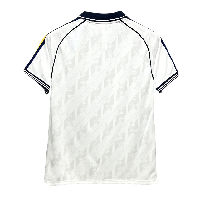 Camiseta branca retrô do Real Madrid da marca Velukz, com design clássico e logotipo do clube na frente.