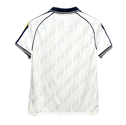 Camiseta branca retrô do Real Madrid da marca Velukz, com design clássico e logotipo do clube na frente.