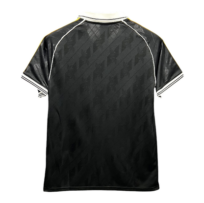 Camisa preta retrô do Real Madrid da marca Velukz, estilo clássico de camiseta esportiva com logo do time.