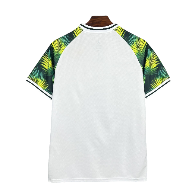 Camiseta especial Palmeiras Brasil 2026 da Velukz, com detalhes do time e logo na frente, em tecido branco com estampas verdes.