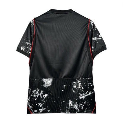 Camiseta alternativa do Canadá para 2026, marca Velukz, com design colorido e símbolo do país em destaque.