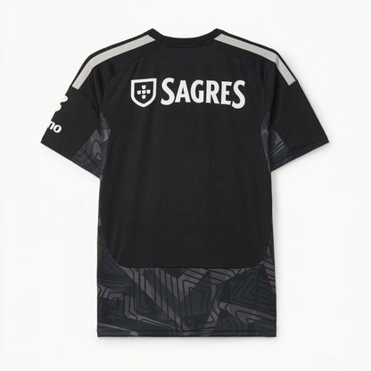 Camisola preta de guarda-redes Benfica 26-27 da Velukz, camiseta esportiva com detalhes do time e logotipo em destaque.
