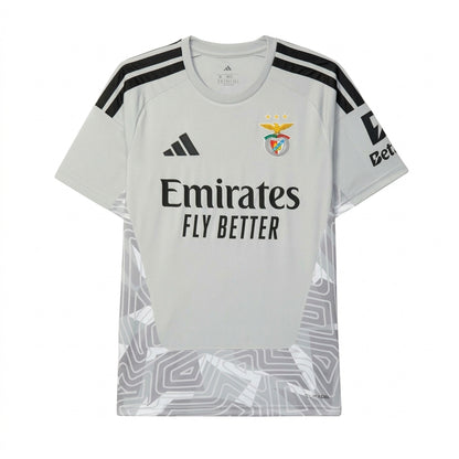 Camisola guarda-redes cinzenta Benfica 26-27 da Velukz, t-shirt com detalhes do uniforme de futebol, vista frontal.