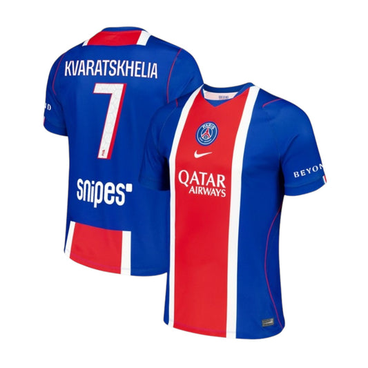 Camisa T-Shirt Principal PSG 26/27 Kvaratskhelia da Velukz, camiseta azul com número 8 e logo do Paris Saint-Germain.