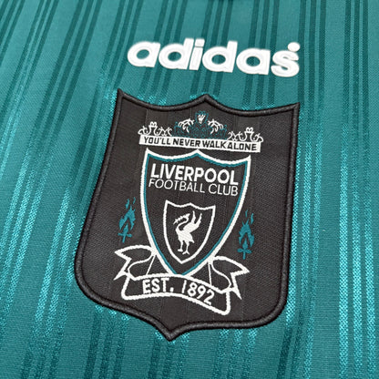 Camiseta T-Shirt Retro Especial Green Liverpool 95/96 da Velukz, com design clássico e detalhes verdes, vista frontal.