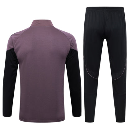 Conjunto de treino Real Madrid 26/27 da Velukz, com camisola e calções brancos, detalhes do escudo do clube, roupa esportiva para futebol
