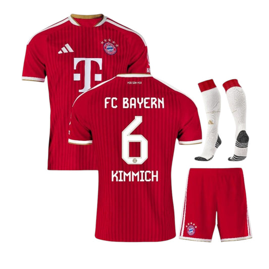 Kit criança Bayern Munique Kimmich, uniforme do time alemão, com camiseta azul e detalhes brancos, para fãs jovens.