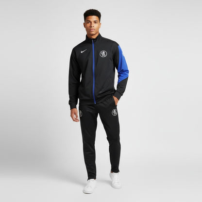 Fato de treino Chelsea Velukz 26/27, conjunto de treino azul com detalhes brancos, tecido confortável e design atlético.