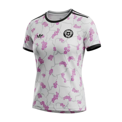 T-Shirt feminina Velukz Alternativa Chile com design colorido, exibida na imagem em fundo neutro.