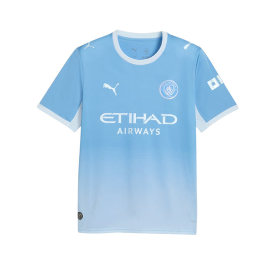 Camisa principal do Manchester City 26/27 da Velukz, modelo masculino, com detalhes do time e cores tradicionais do clube.
