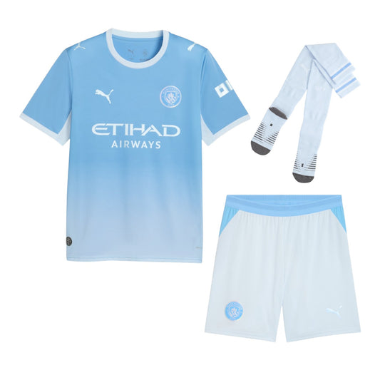 Camiseta infantil Manchester City Velukz, modelo principal 26/27, com logotipo do clube, em cores azul e branco.