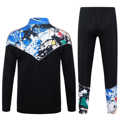 Conjunto de treino Manchester United Velukz 26/27, com camisola e calças, em cores vermelha e branca, em tecido confortável.