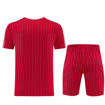 Conjunto Velukz LifeStyle Manchester United, roupa casual esportiva com logotipo do clube, em cores vermelha e branca.