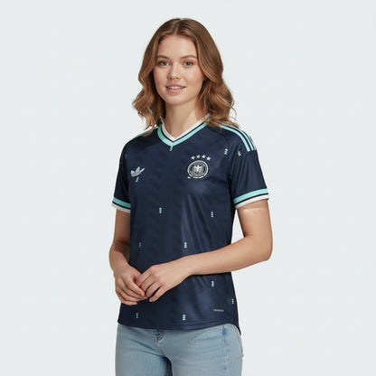 Camiseta mulher Velukz Alternativa Alemanha 2026, design gráfico com cores vibrantes e detalhes do tema do Mundial.