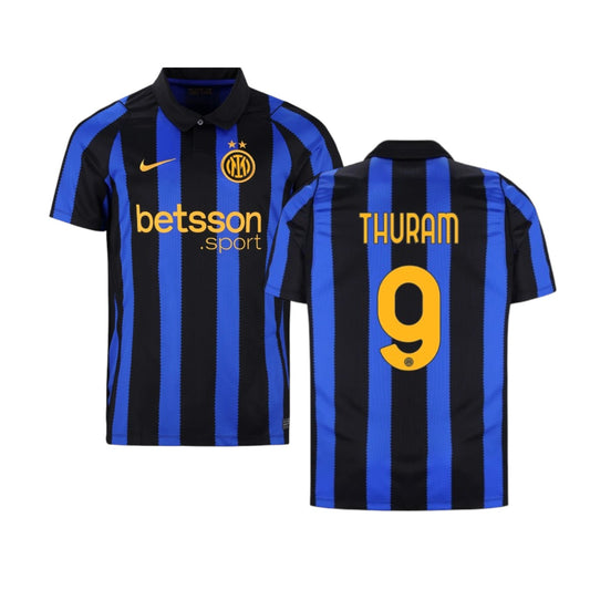Camisa T-Shirt Inter Milão 26/27 Thuram da Velukz, camiseta preta com logotipo do time e nome do jogador.