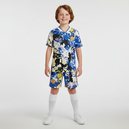 Conjunto de criança Manchester United Velukz Rose 26/27 com camisola e calções, modelo infantil para jovens adeptos.