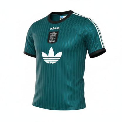Camisa retrô Green Liverpool 95/96 da Velukz, camiseta de time de futebol com detalhes verdes e logotipo da equipe Liverpool.