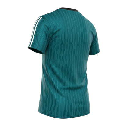 Camisa retrô verde Liverpool 95/96 Velukz, camiseta de time de futebol com detalhes clássicos e logo da equipe.