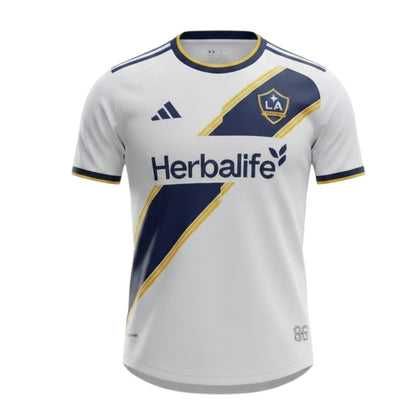 Camiseta Principal Los Angeles Galaxy da Velukz, em azul com logo do time, vista frontal.