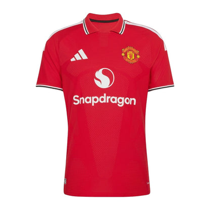 Camisa principal do Manchester United 26/27 da Velukz, camiseta de futebol com detalhes do time e logo na frente.