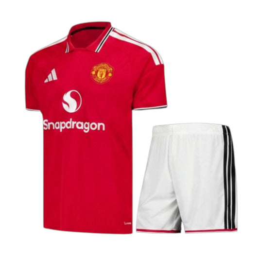 Conjunto de roupa de criança do Manchester United 26/27 da Velukz, camisa e calções com cores tradicionais do time.