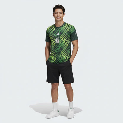 Camiseta pré-jogo do México 26/27 da Velukz, com design oficial, em tecido confortável e detalhes coloridos.