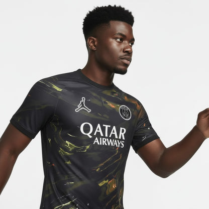 Modelo a usar uma T-Shirt 5th PSG da Velukz, com design moderno, em fundo neutro.